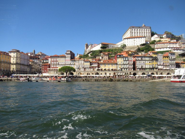 Kijk op Porto vanaf rondvaartboot op de Douro